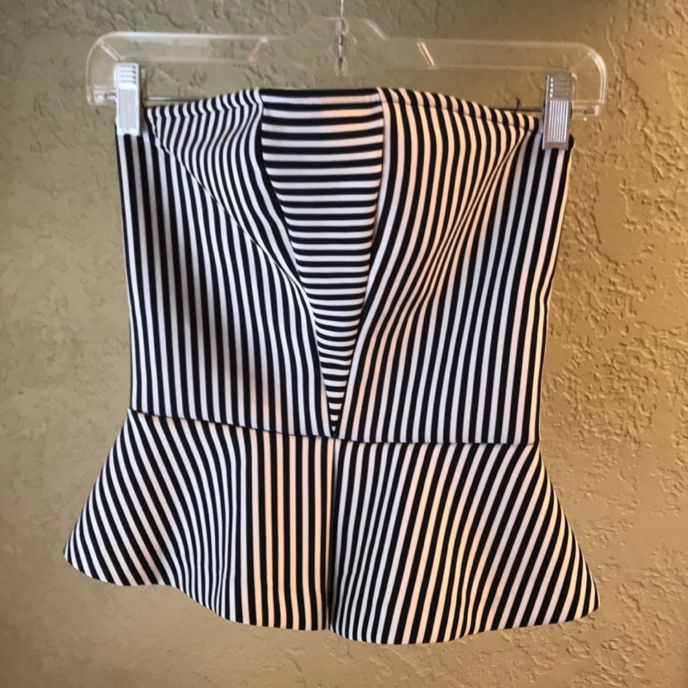 Flattering Black and white fitted Guess sz S